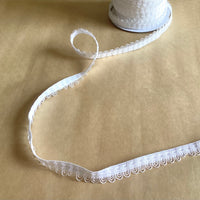 Scalloped elastic in White