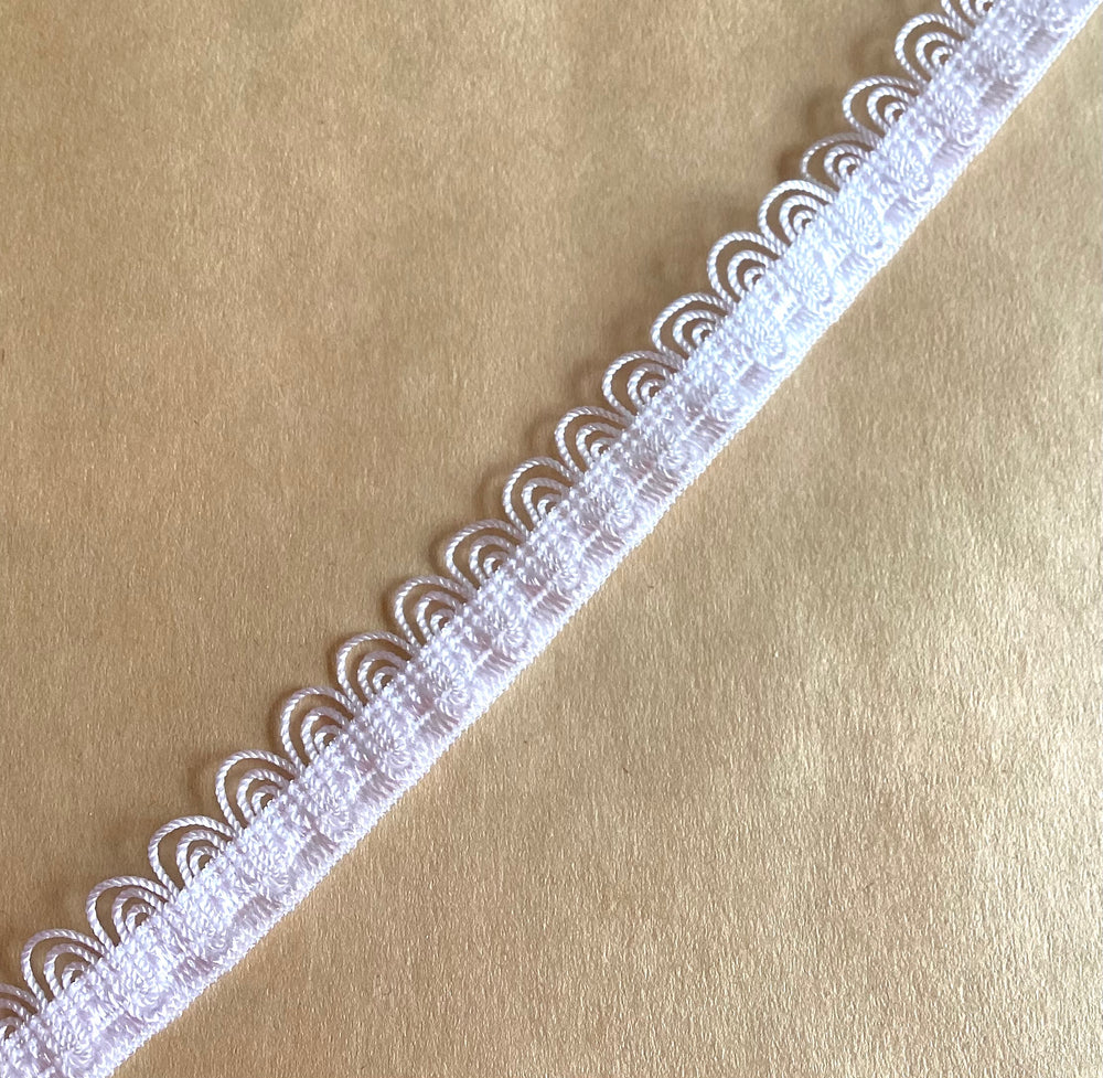 Scalloped elastic in White